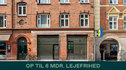 Flot butik/klinik/Coffee shop med store facadevinduer –