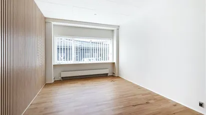 Klinikplads til 3.300 kr. – med parkeringsmulighed lige ved døren i Randers