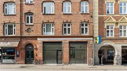 Flot butik/klinik/Coffee shop med store facadevinduer –